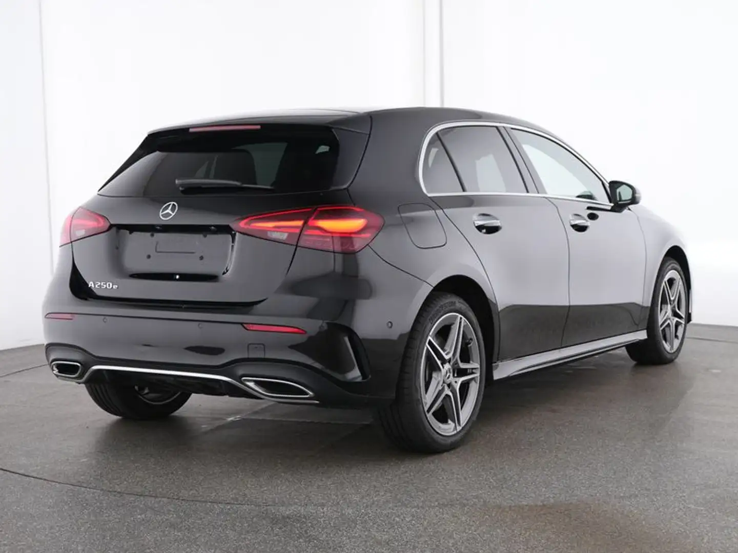 Mercedes-Benz A 250 e AMG Face Lift Plug-In Hybride | AMG Line | Night Zwart - 2
