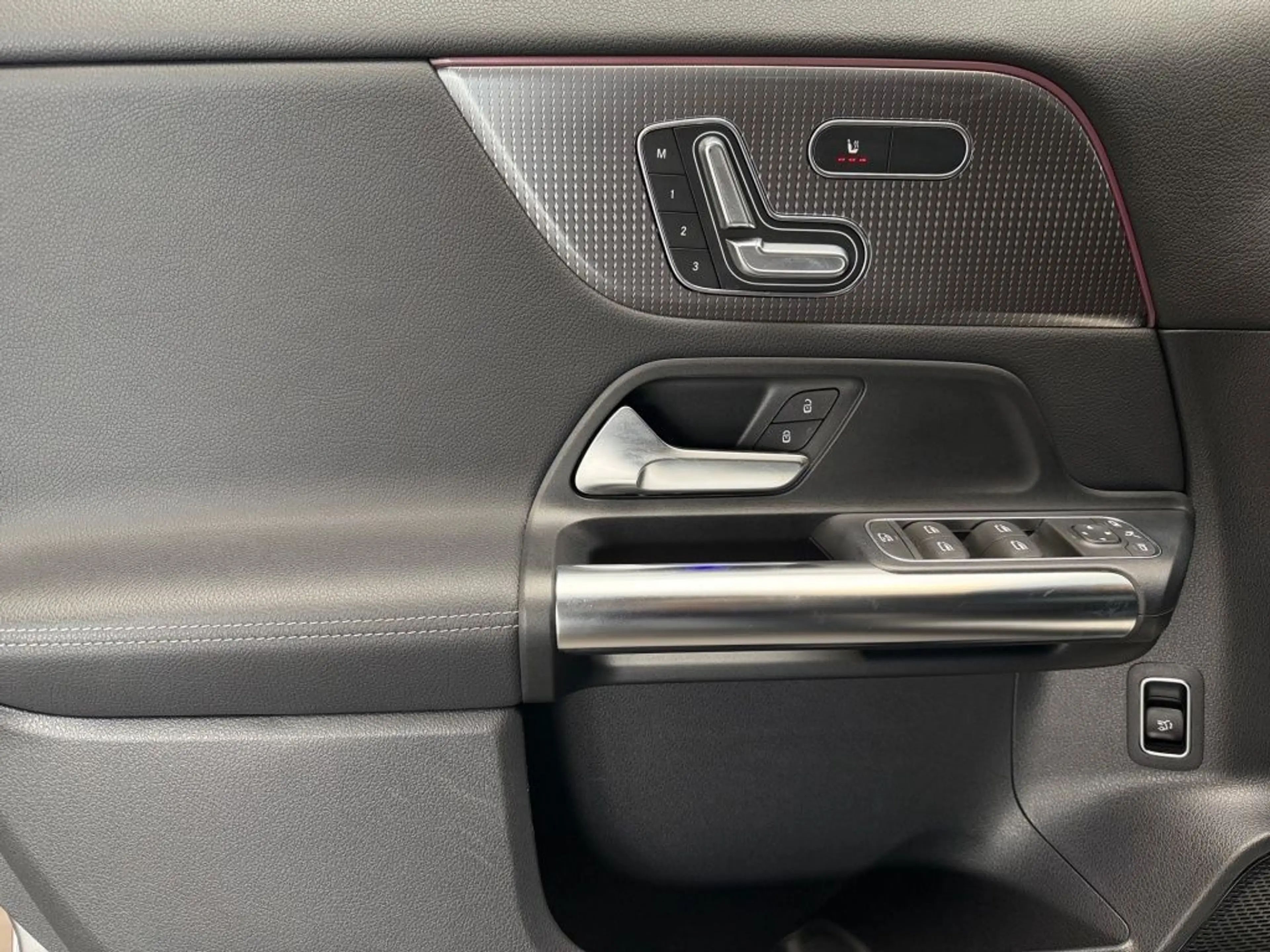 Mercedes-Benz EQA 250 AMG+PANO+HUD+AD.SOUND+360°+MEMORY+DISTR. — photo 4