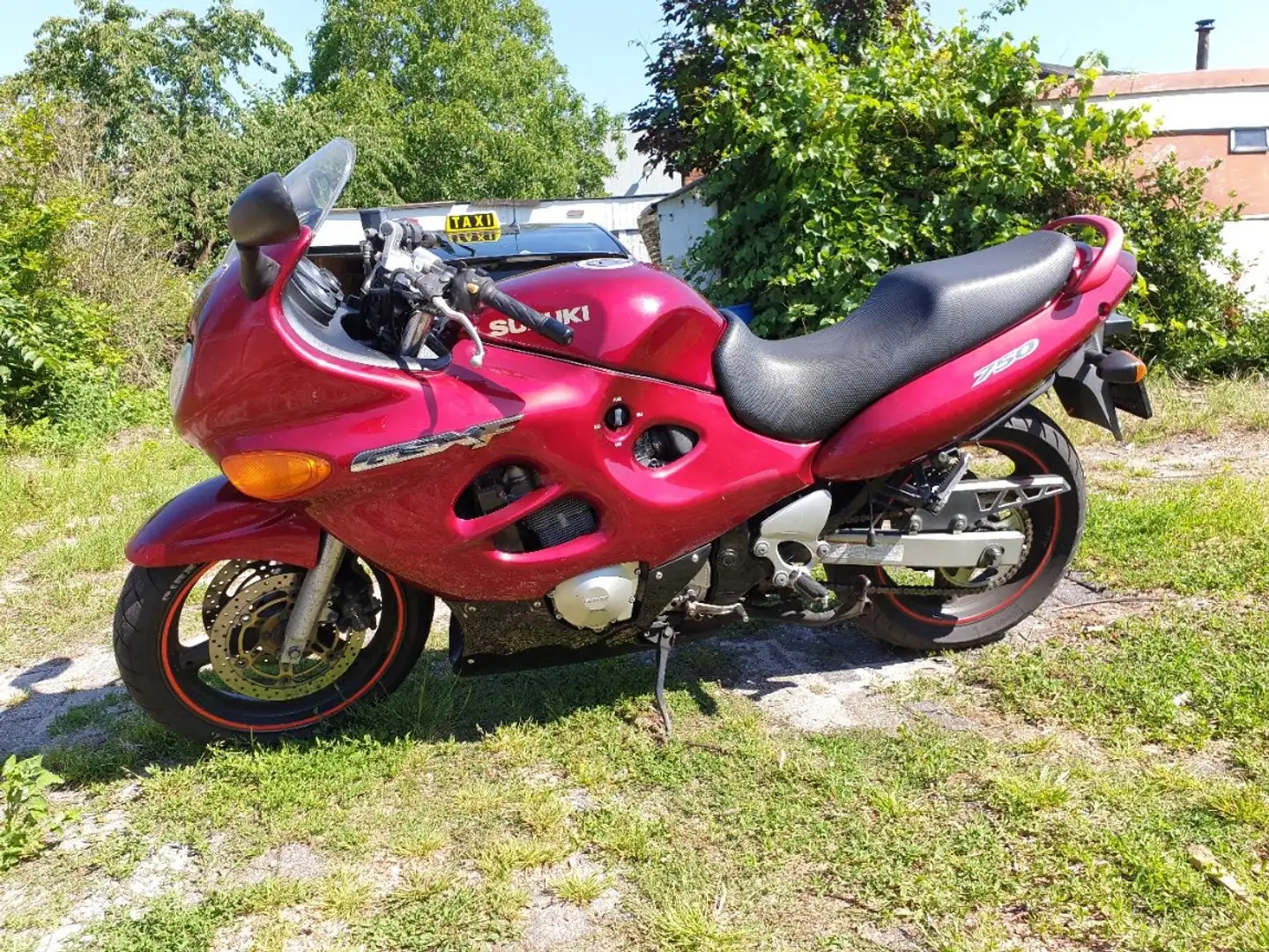 Suzuki GSX 750 GSX F Червоний - 1