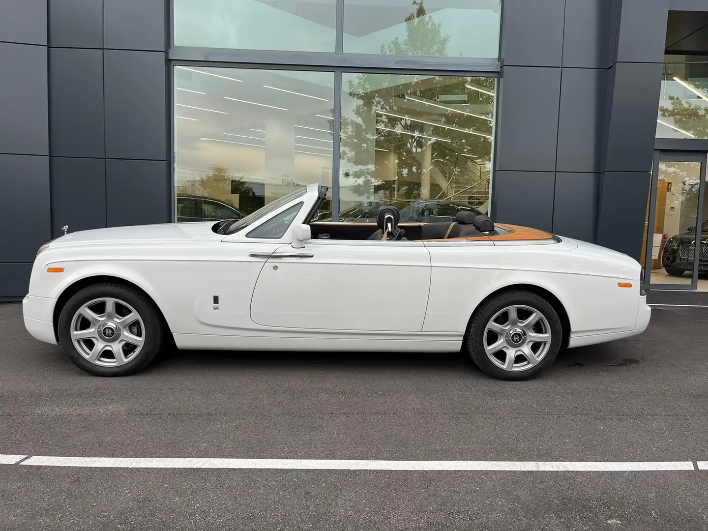 Rolls-Royce Phantom Drophead Coupé - 2