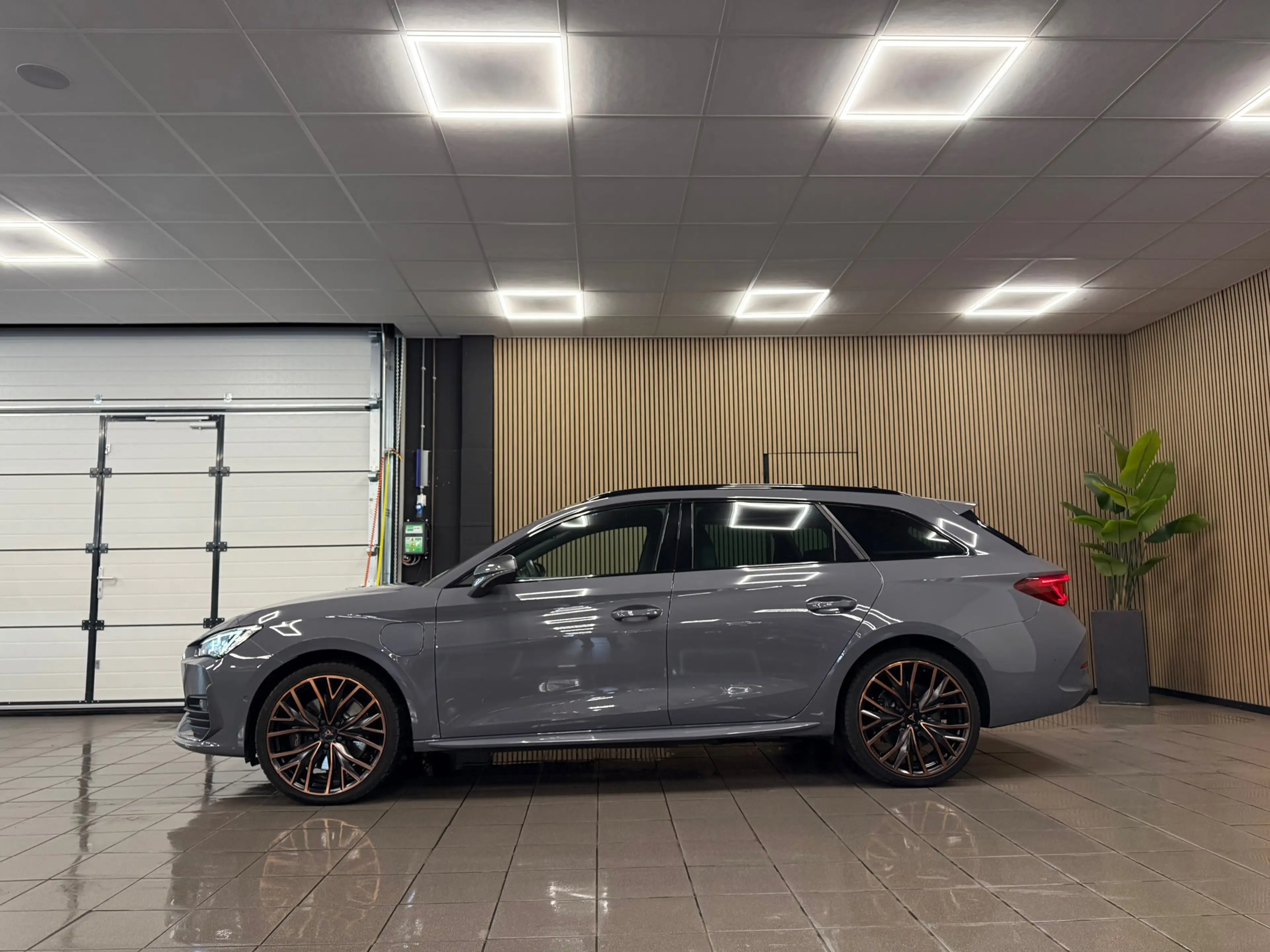 CUPRA Leon Sportstourer 1.4 e-Hybrid VZ Business * Panoramada — photo 2