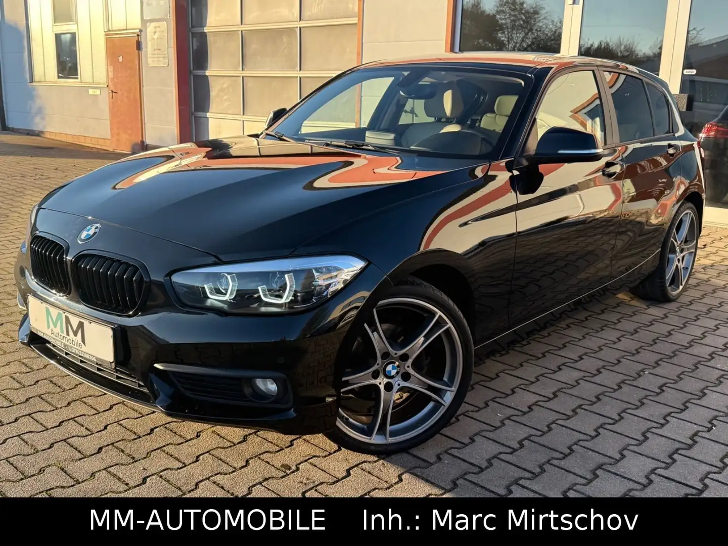 BMW 118 i Advantage 5-trg.-NAVI-LEDER-LED-19Z-PDC-SHZ Schwarz - 2