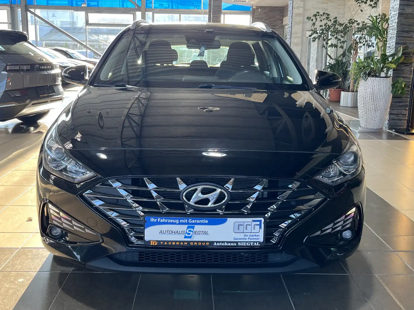 Hyundai i30 Trend SHZ R.Cam PDC Tempomat Spurassist. Schwarz - 2