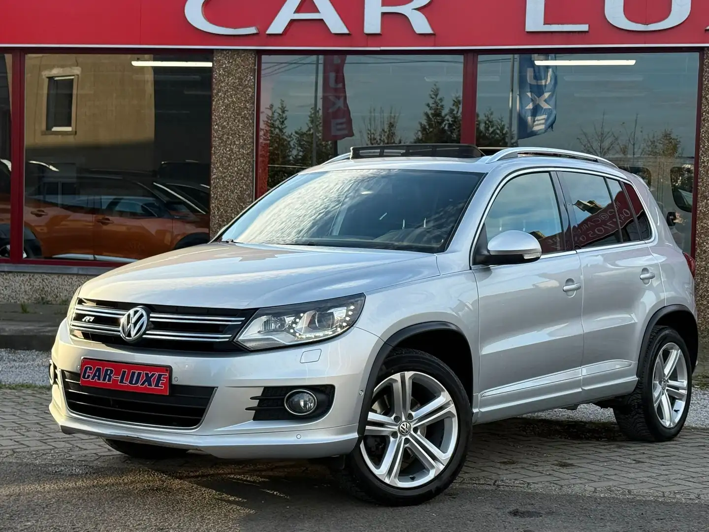 Volkswagen Tiguan 2.O CR TDI 11OCV R-LINE 2X PANORAMIQUE XENON GPS Zilver - 1