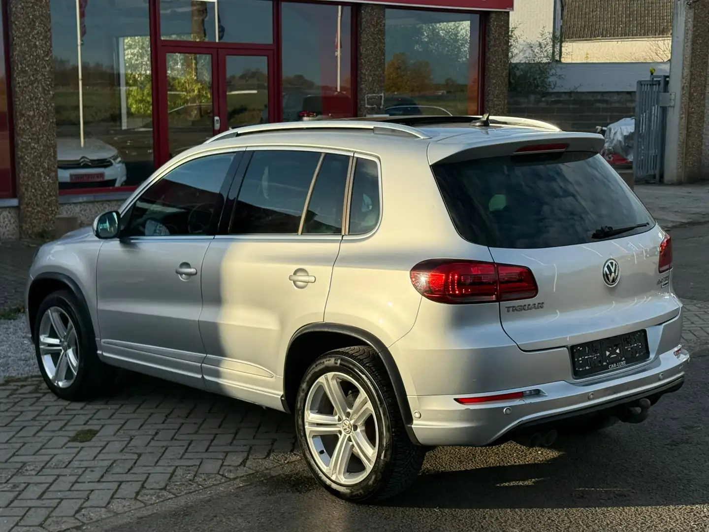 Volkswagen Tiguan 2.O CR TDI 11OCV R-LINE 2X PANORAMIQUE XENON GPS Zilver - 2