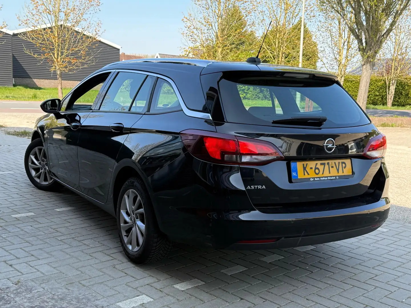 Opel Astra 1.2 Bns Elegance 2 jaar apk Zwart - 1