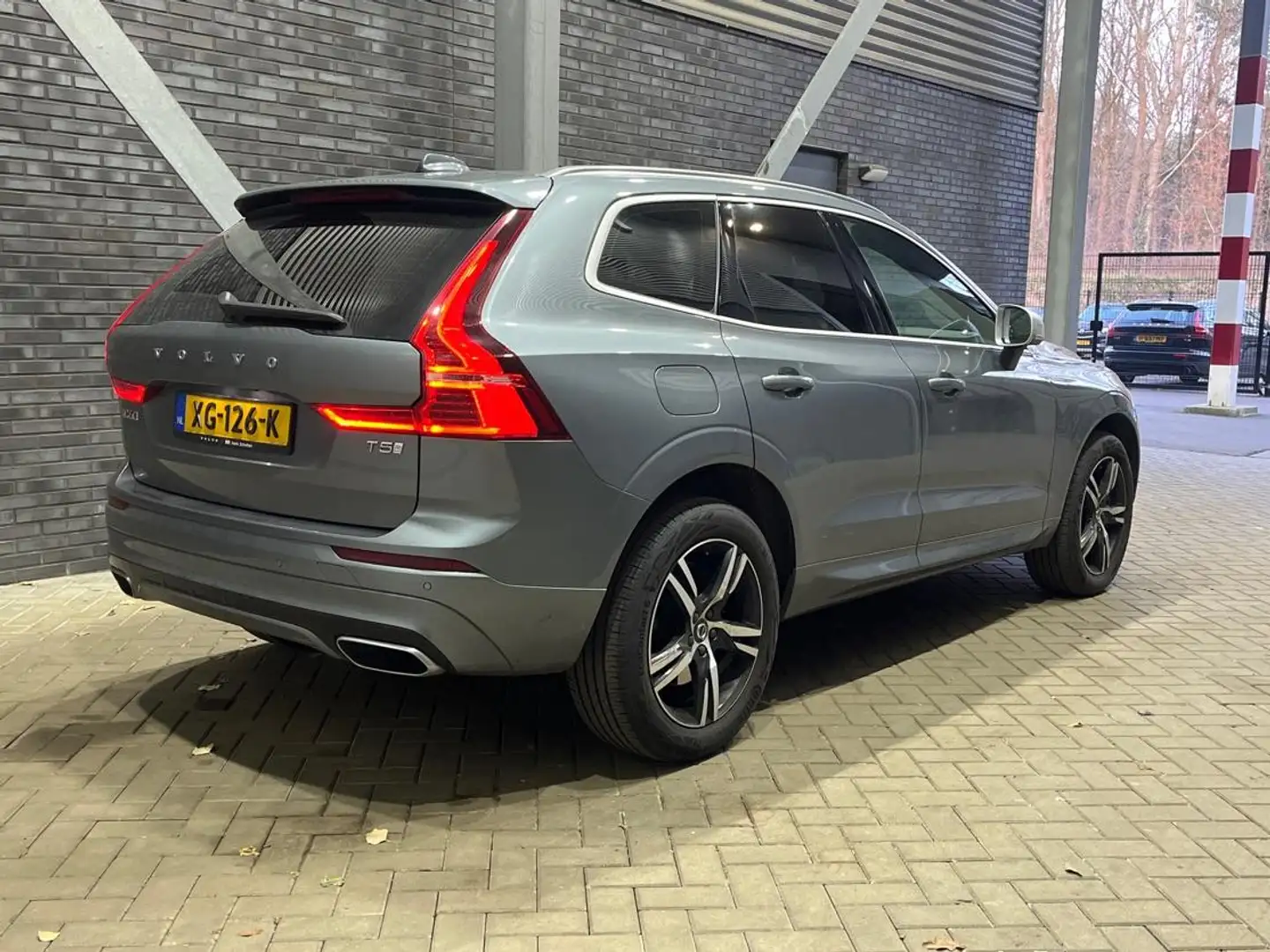 Volvo XC60 T5 R-Design | ACC | BLIS | Stoelventilatie | harma Gris - 2