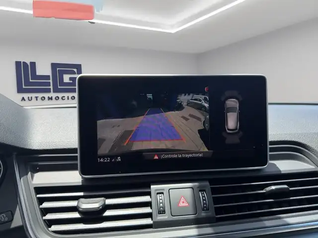 Audi Q5 view 10