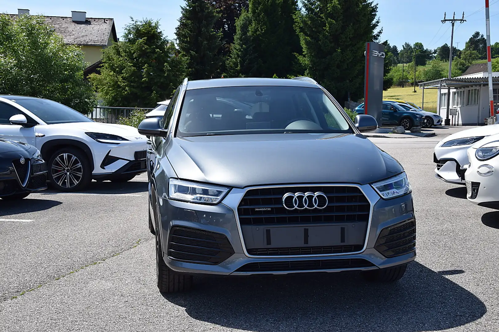 Audi Q3 2,0 TFSI quattro Design S-tronic Grau - 2