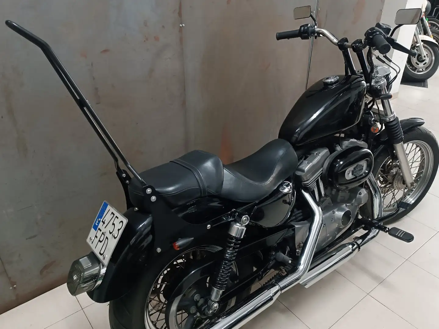 Harley-Davidson Sportster 883 Чорний - 2