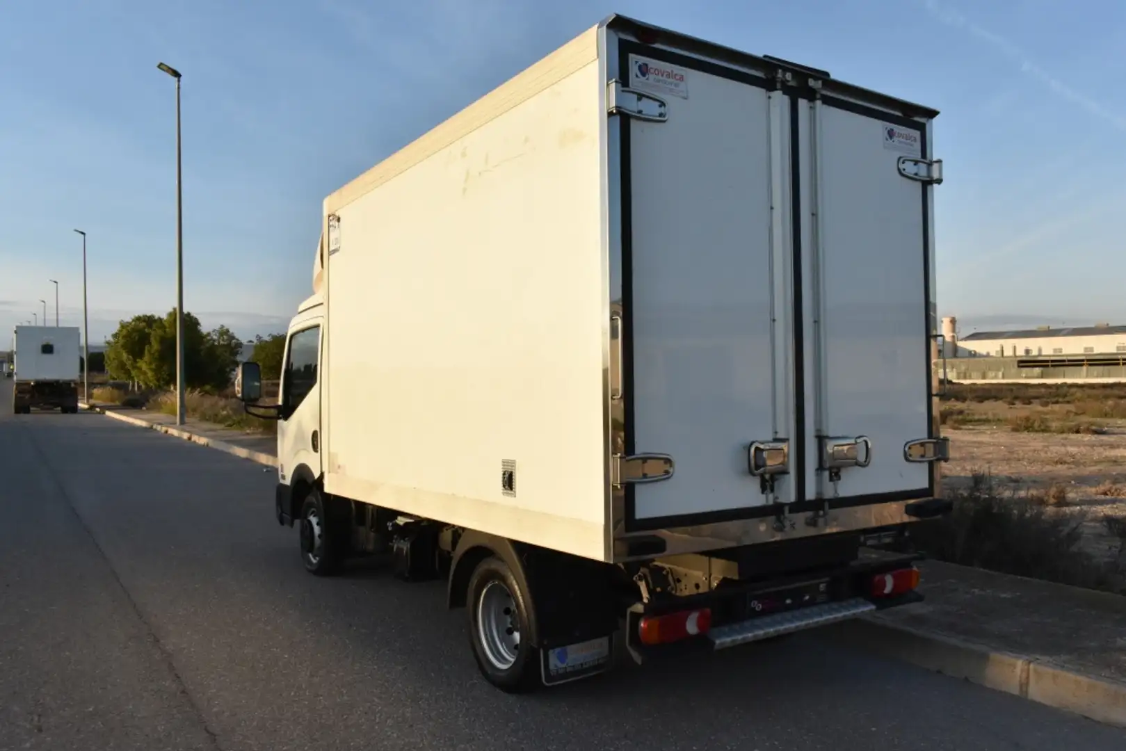 Nissan NT400 Cabina Fija 35.13/2 Básico Weiß - 2