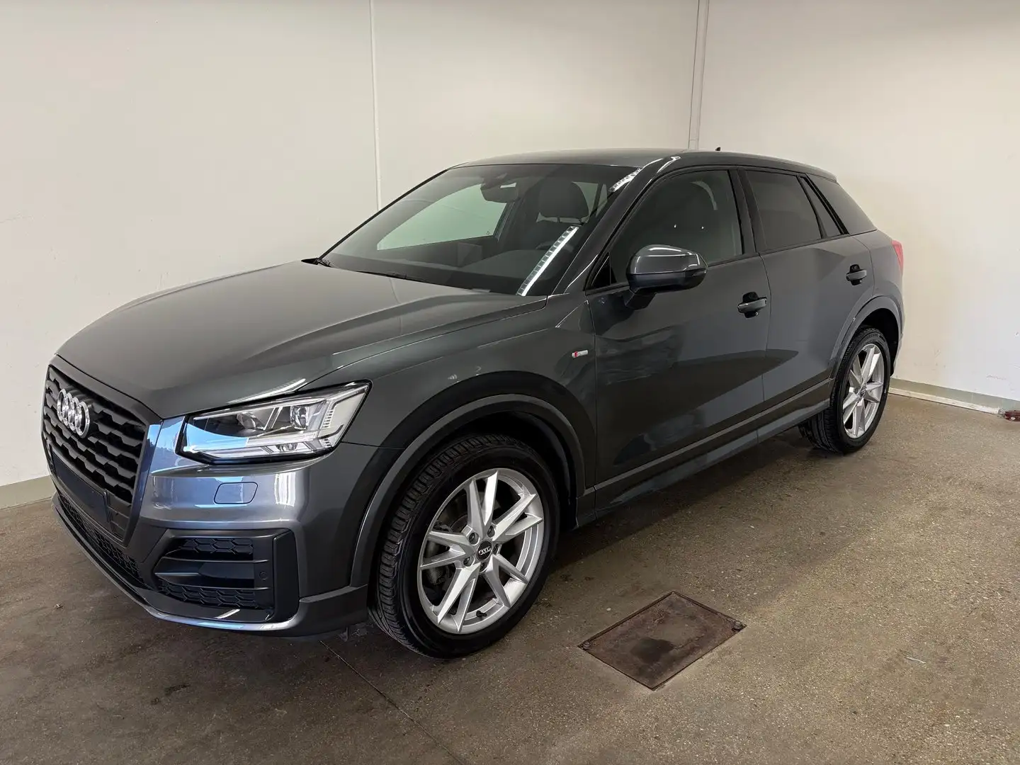 Audi Q2 35 TDI quattro Sport Grau - 1