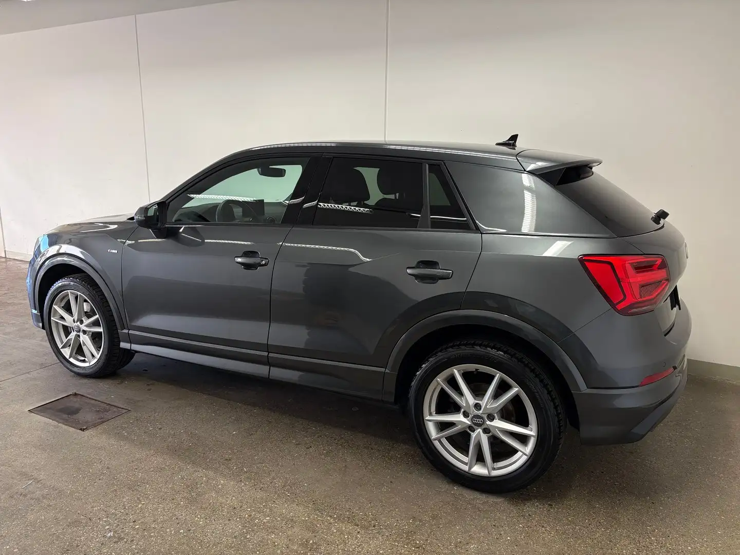 Audi Q2 35 TDI quattro Sport Grau - 2