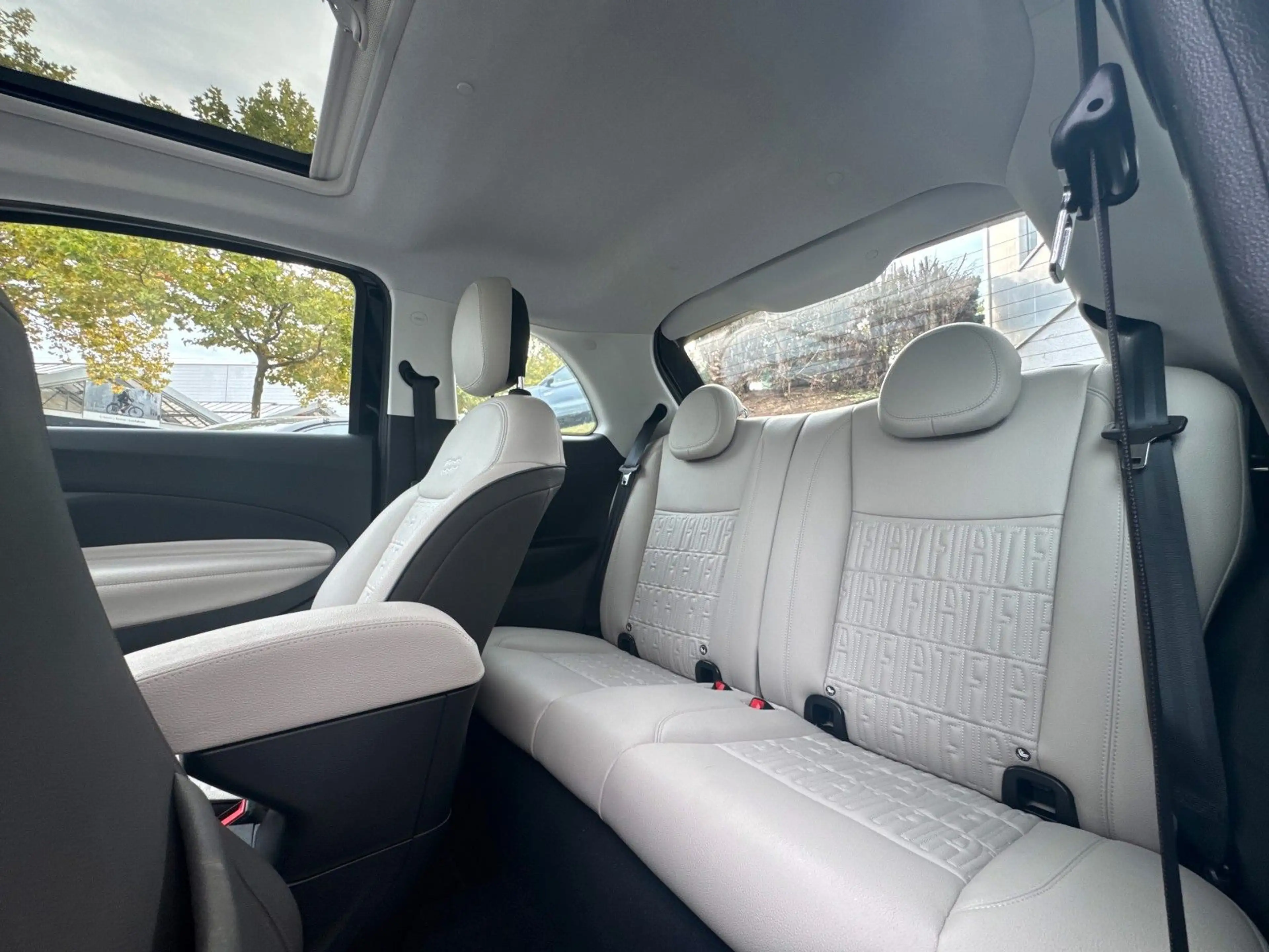 Fiat 500e La Prima 42kWh 118PS *Glasschiebedach* — photo 13