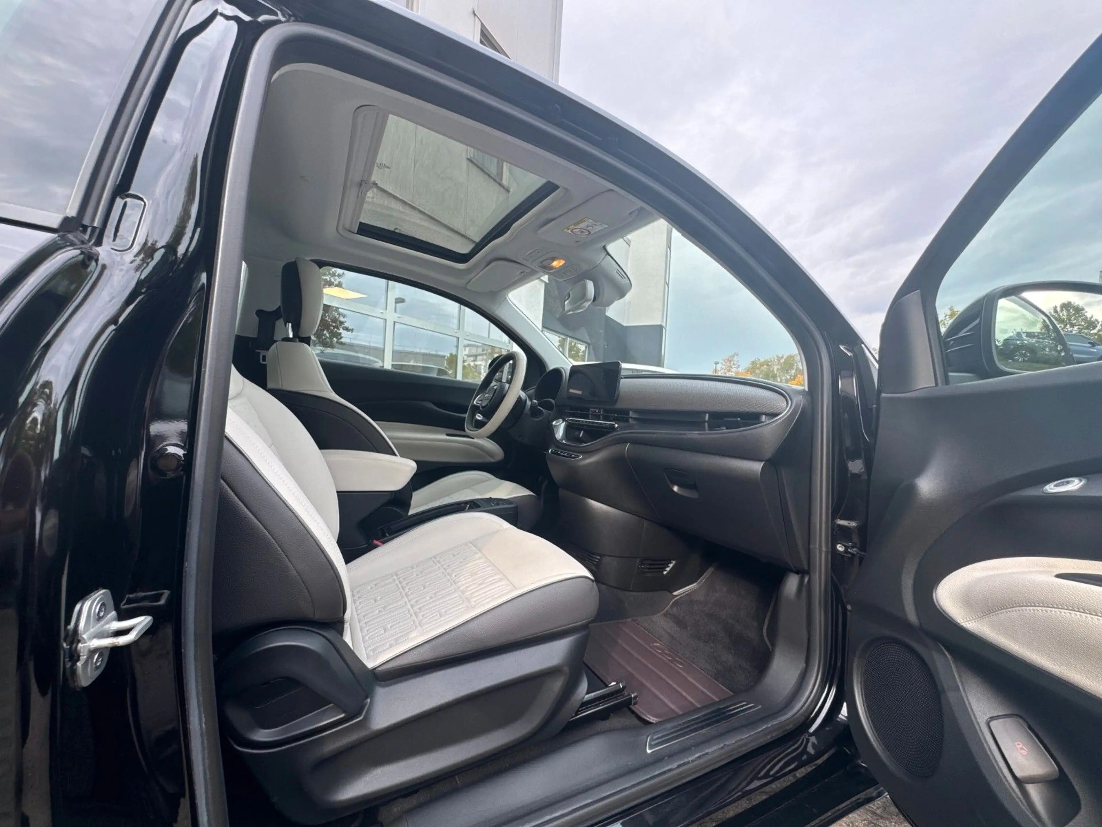 Fiat 500e La Prima 42kWh 118PS *Glasschiebedach* — photo 14