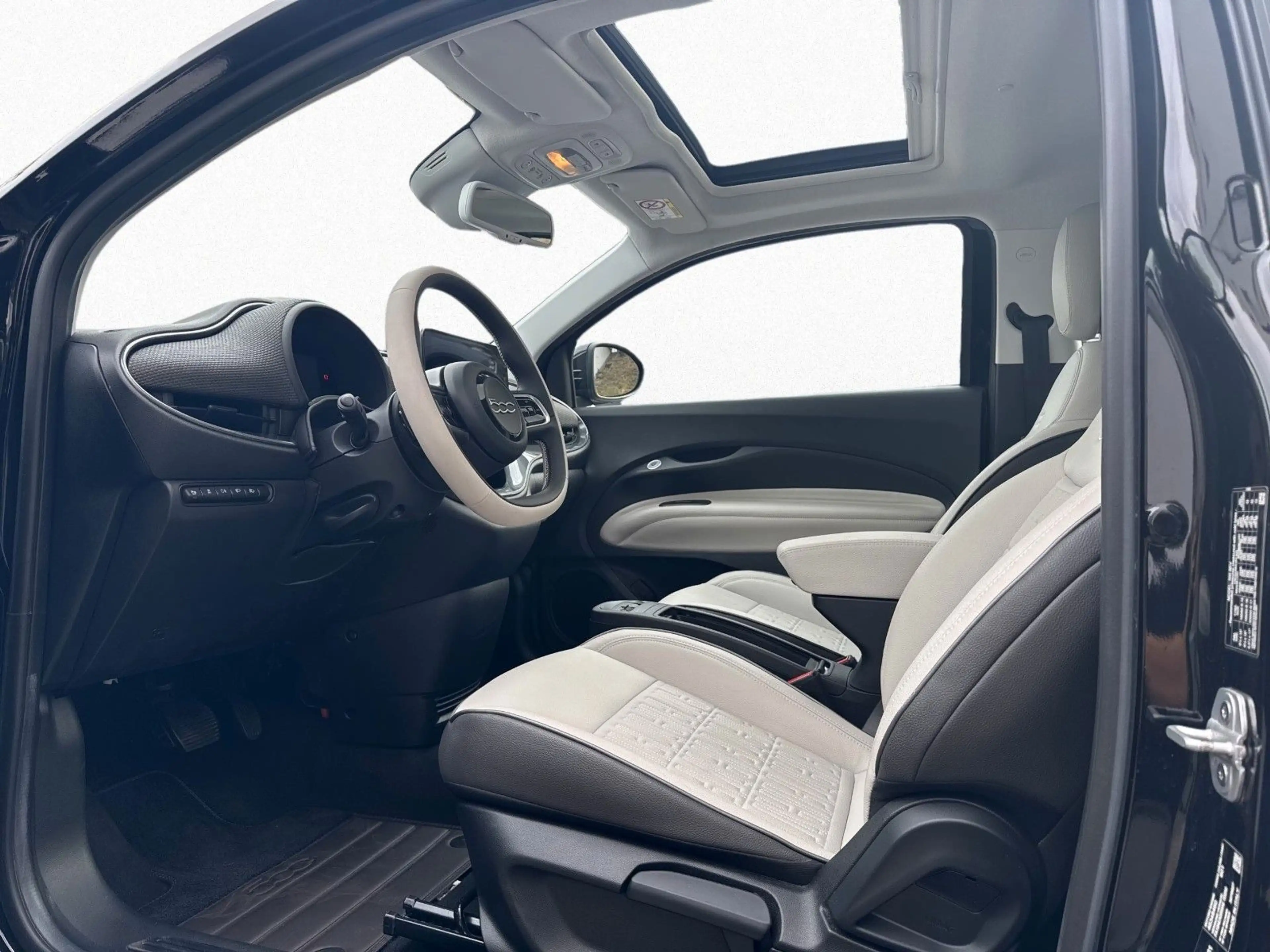 Fiat 500e La Prima 42kWh 118PS *Glasschiebedach* — photo 8