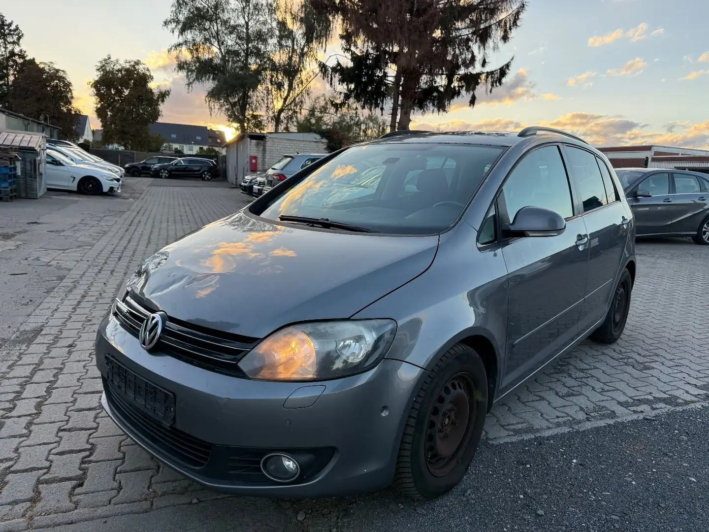 Volkswagen Golf Plus 1.6 TDI BlueMotion Technology Team Grau - 1