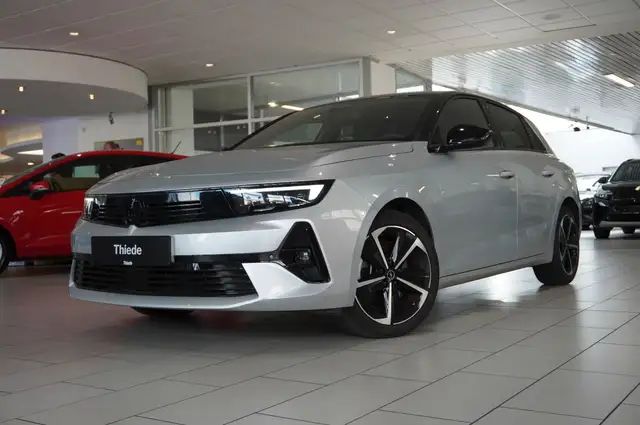 Opel Astra view 4
