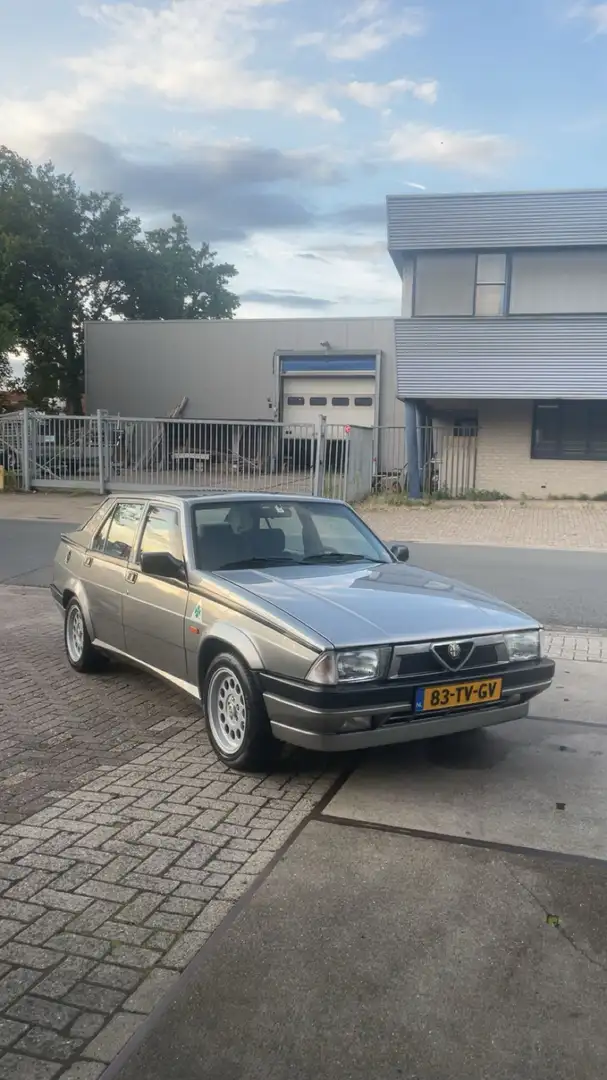 Alfa Romeo 75 2.0 TS Grijs - 1