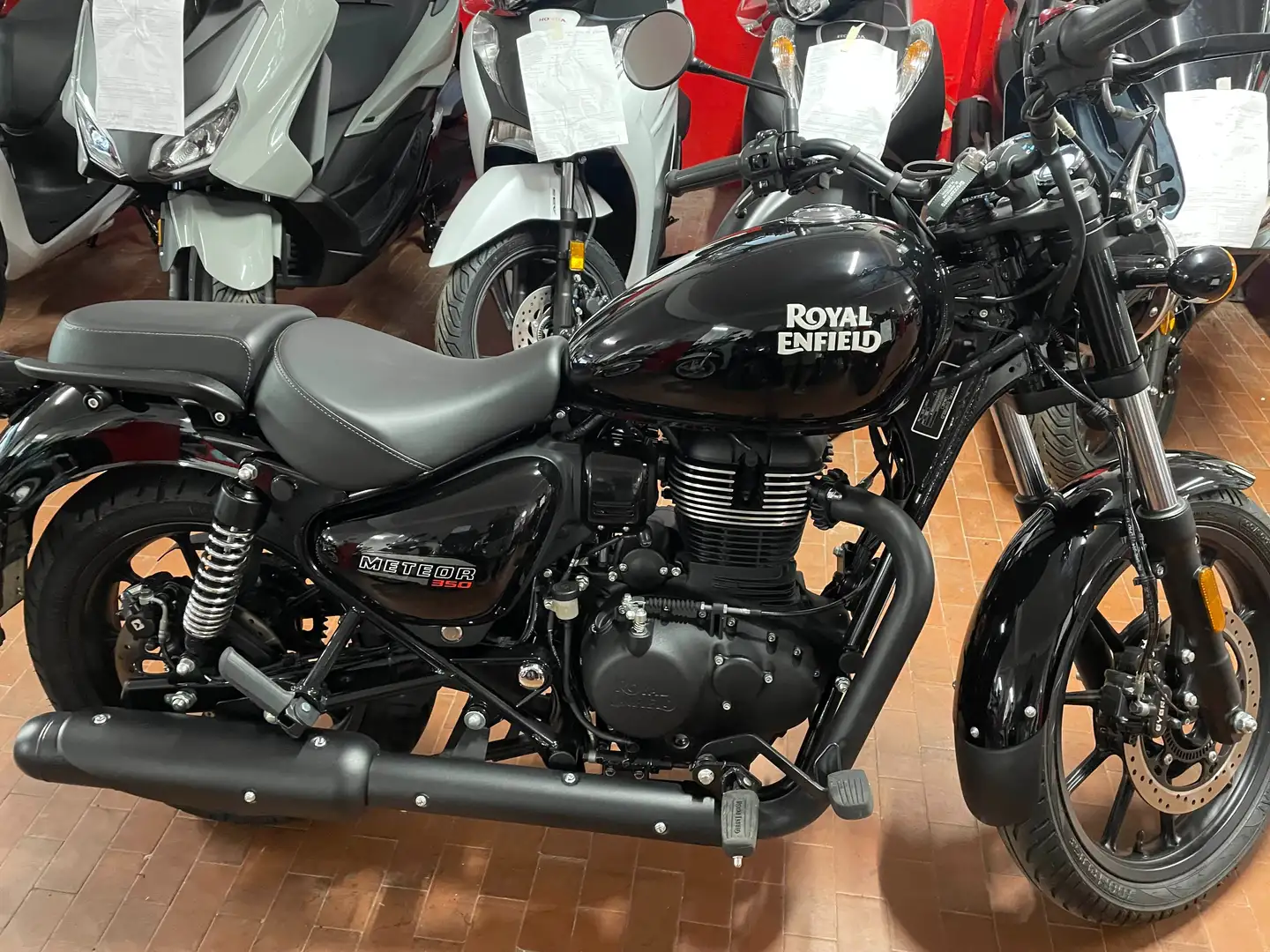 Royal Enfield Meteor 350 Fireball Černá - 2