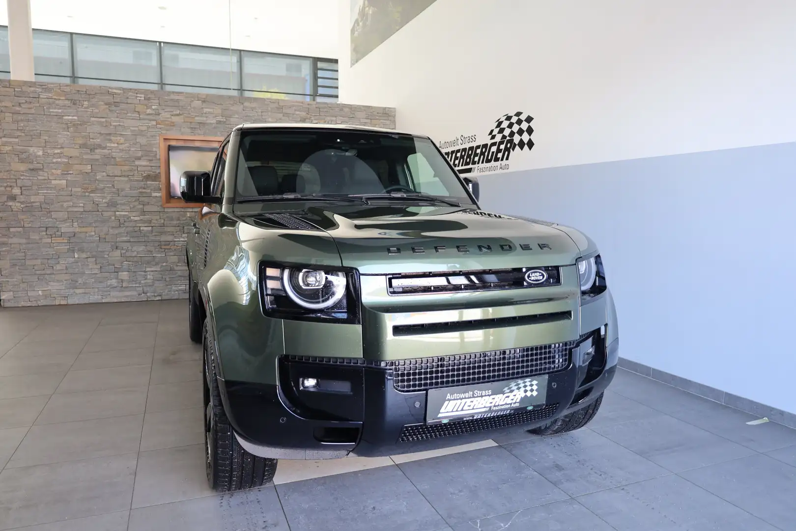 Land Rover Defender 110 D200 3.0 X-Dynamic SE Grün - 2