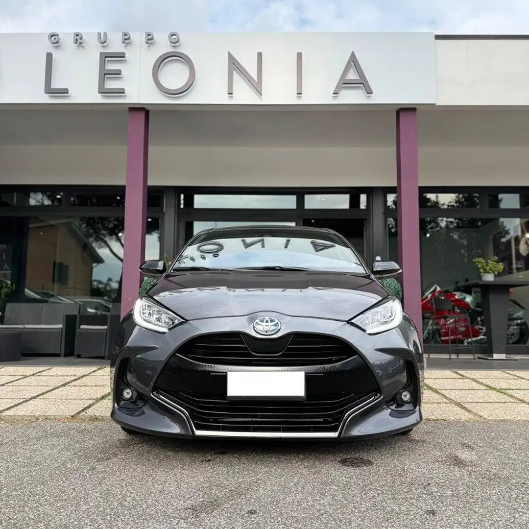 Toyota Yaris 1.5h Lounge Gris - 2