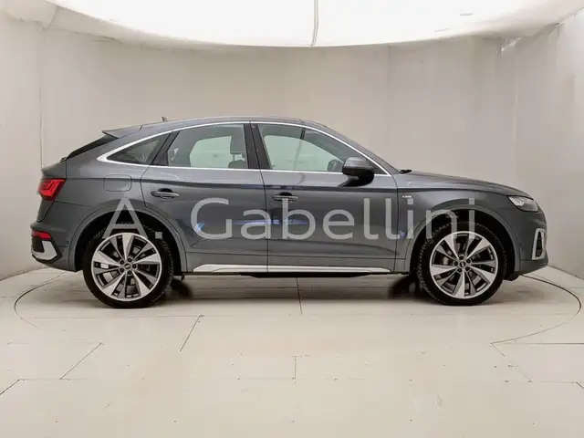 Audi Q5 view 3