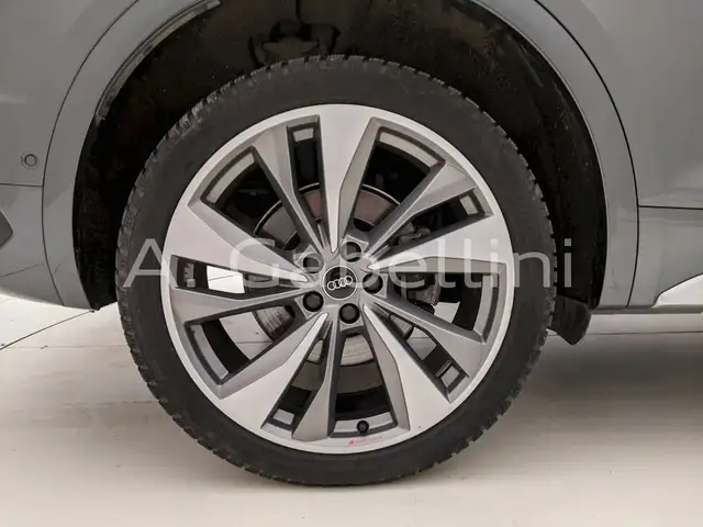 Audi Q5 view 14