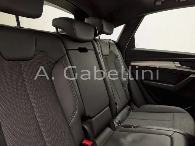 Audi Q5 view 9