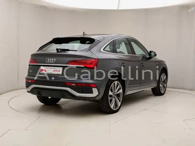 Audi Q5 view 4