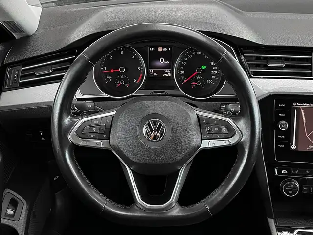 Volkswagen Passat view 11