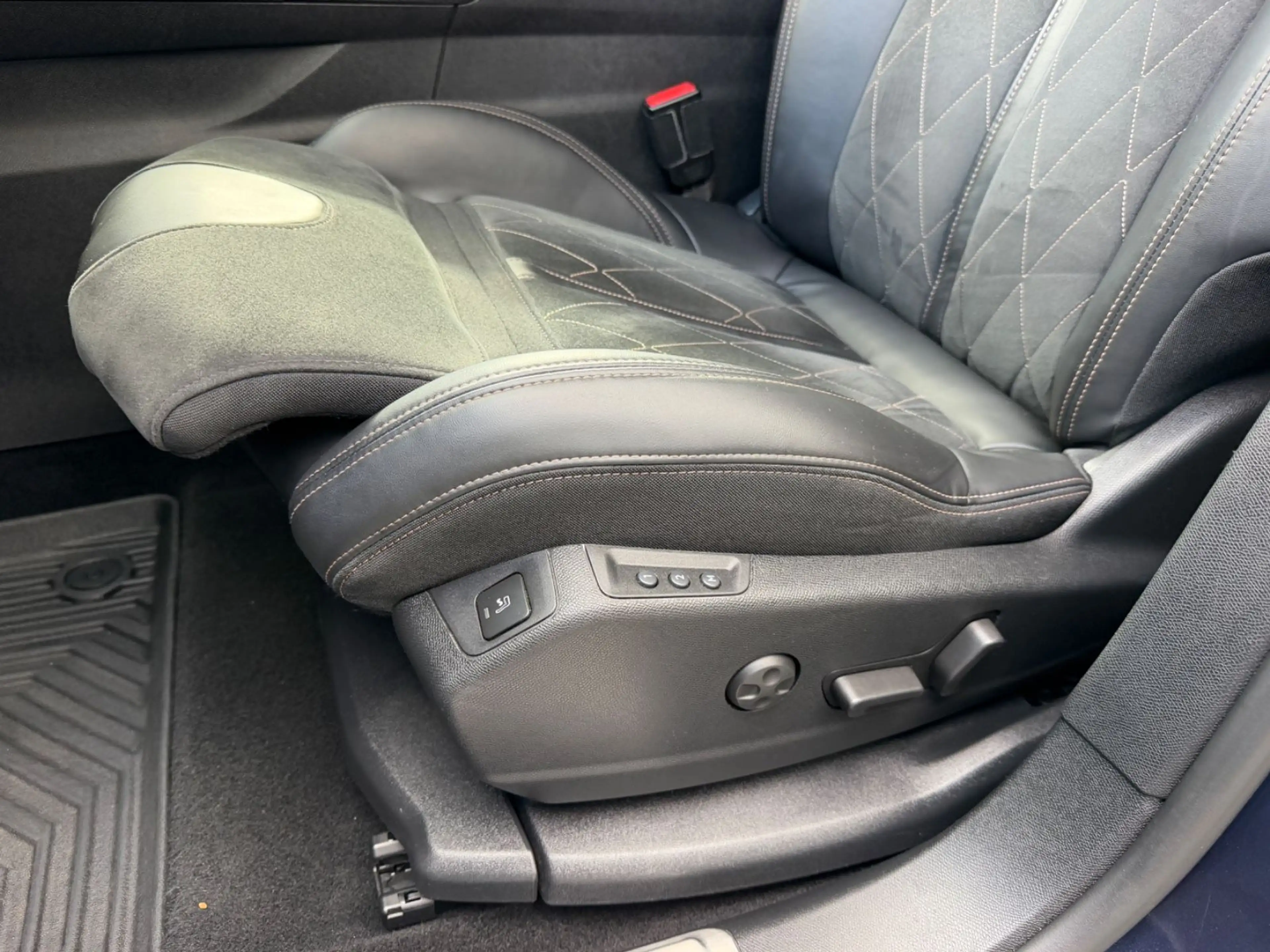 Peugeot 5008 GT 2.0 Blue HDI 180 — photo 11