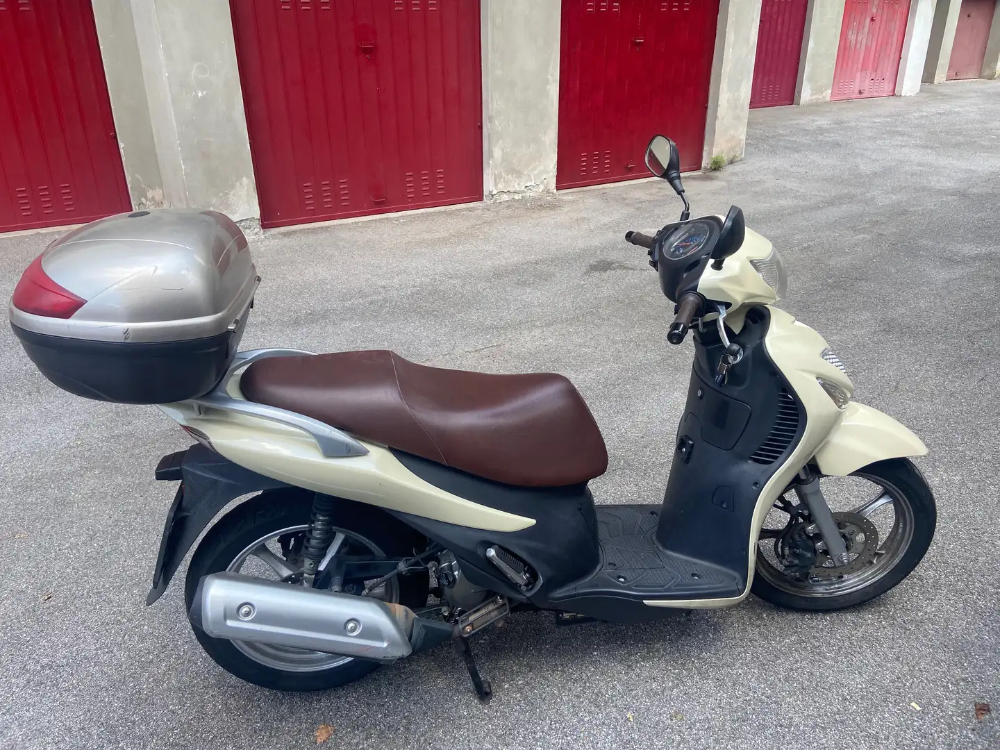 Suzuki Sixteen 150 Beige - 2