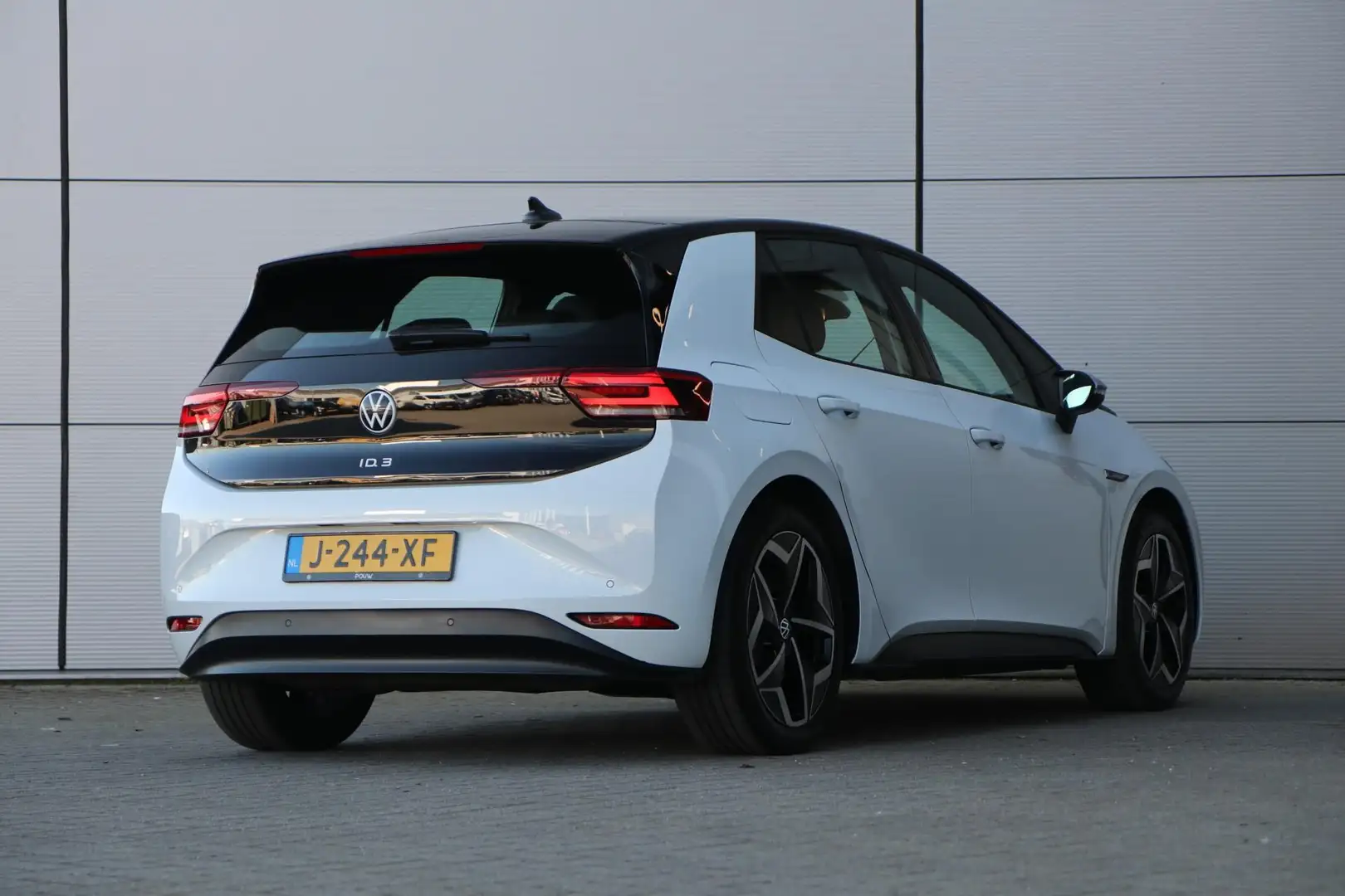 Volkswagen ID.3 204pk First 58 kWh | Navigatie | Adaptive Cruise | Bílá - 2