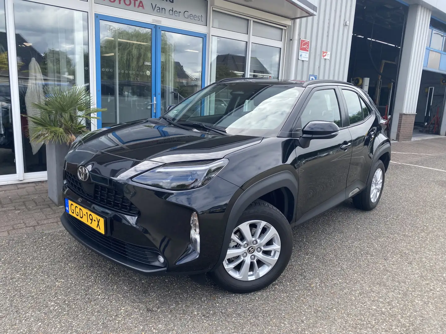 Toyota Yaris Cross 1.5 Hybrid 115 Active Trekhaak Zwart - 2