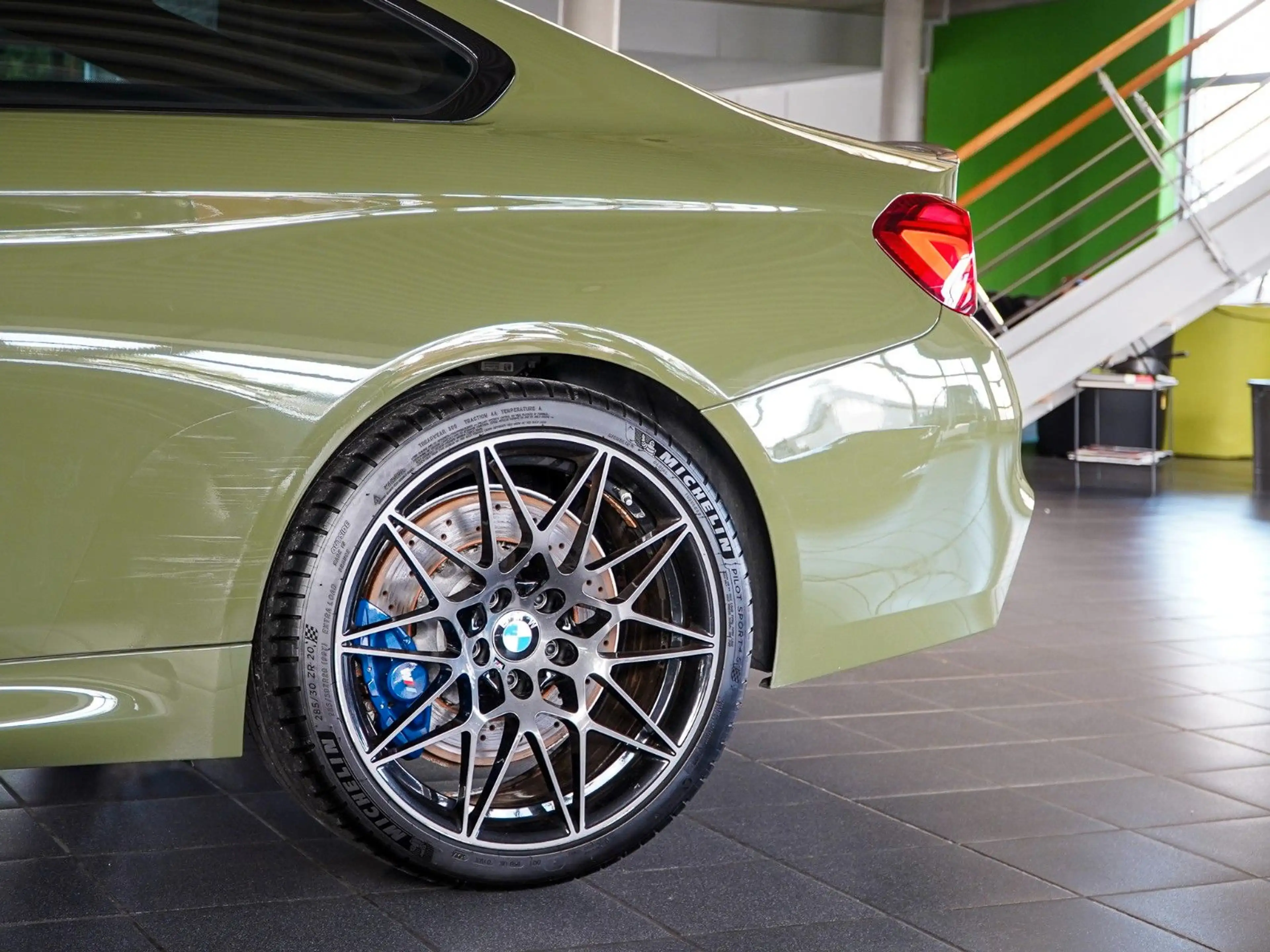 BMW M4 Competition Coupe Individual 1/3 Urban green — photo 5