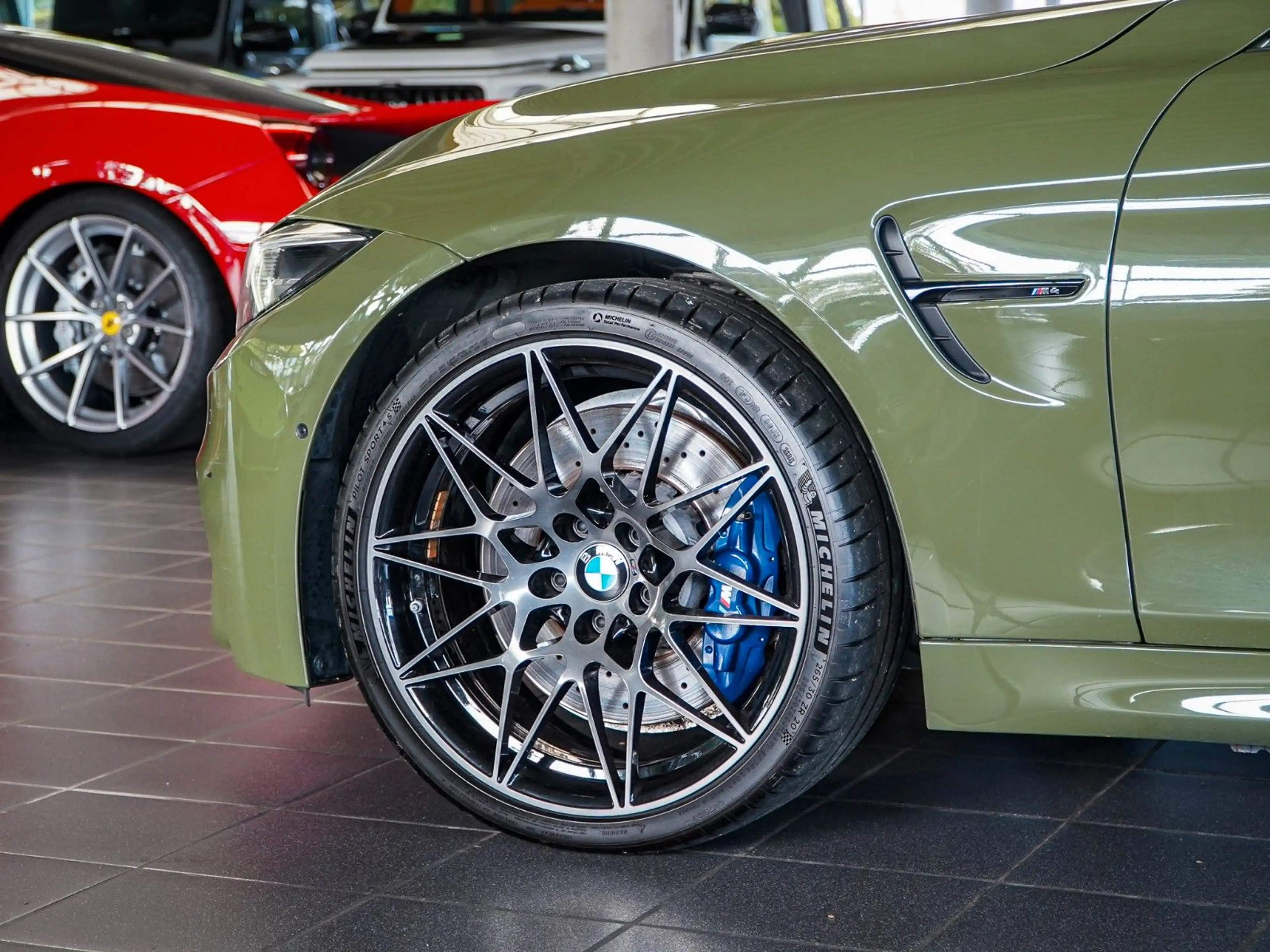 BMW M4 Competition Coupe Individual 1/3 Urban green — photo 4