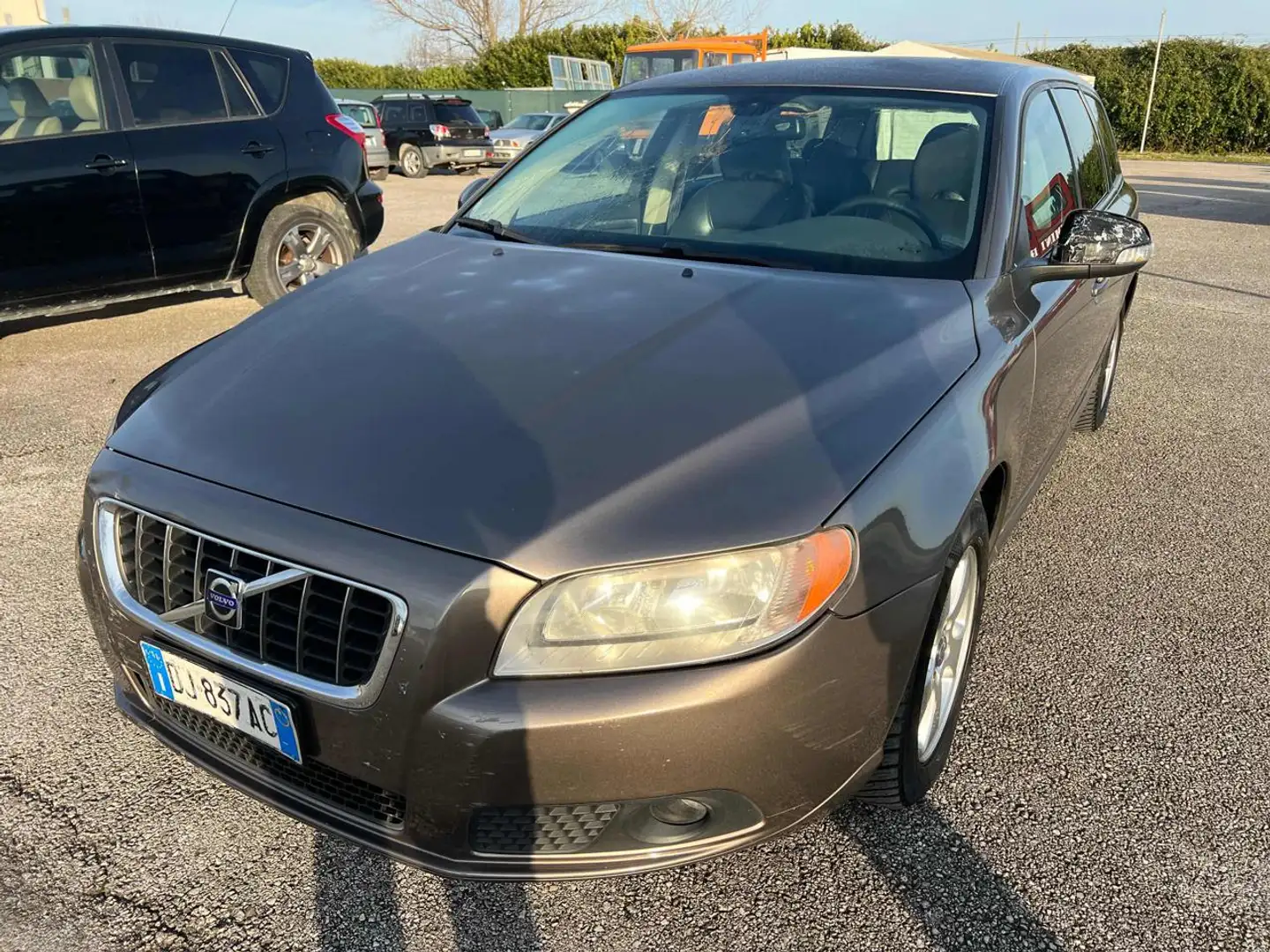 Volvo V70 2.4 D Kinetic Bronzo - 1