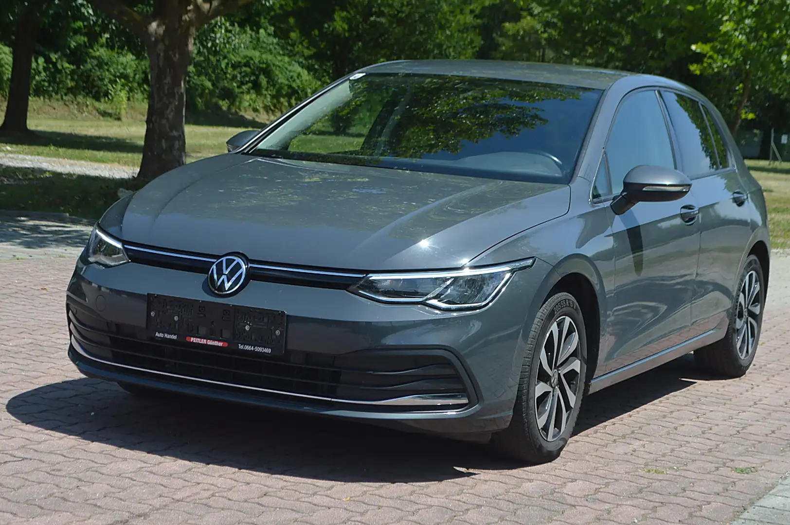 Volkswagen Golf 2,0 TDI Life+NAVI+AHK+SHZ+TEL Grau - 2