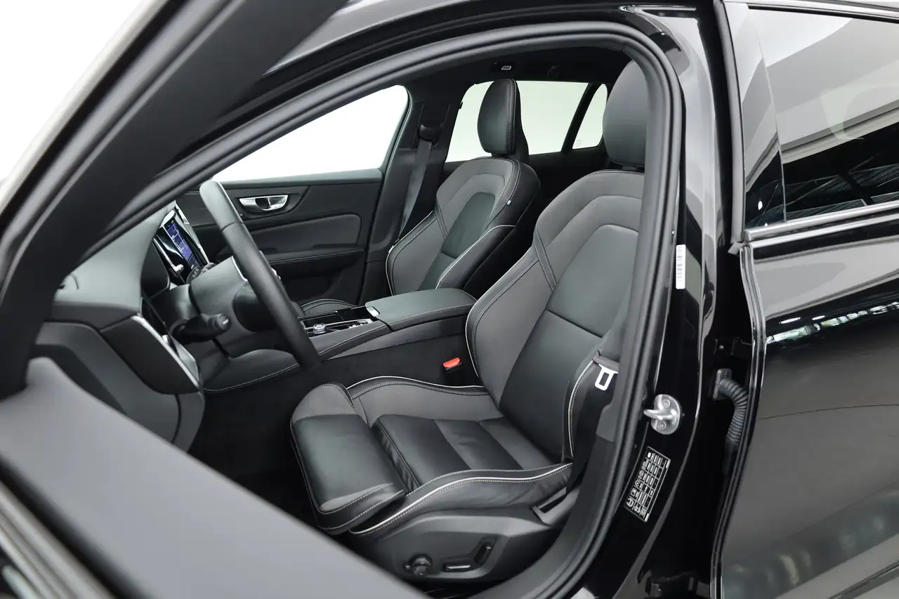 Volvo V60 2.0 T6 Plug-in hybrid AWD Plus Dark Pano Trekh, миниатюра 3