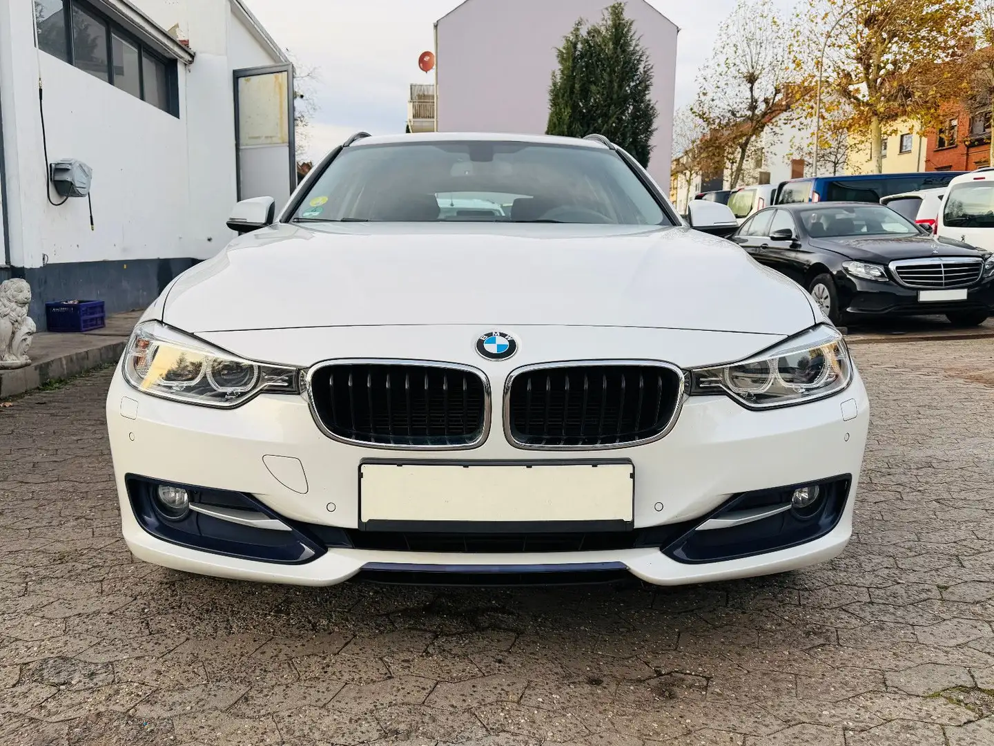 BMW 318 d Touring Sport Navi Pro Bi-Xenon SHZG PDC Weiß - 2