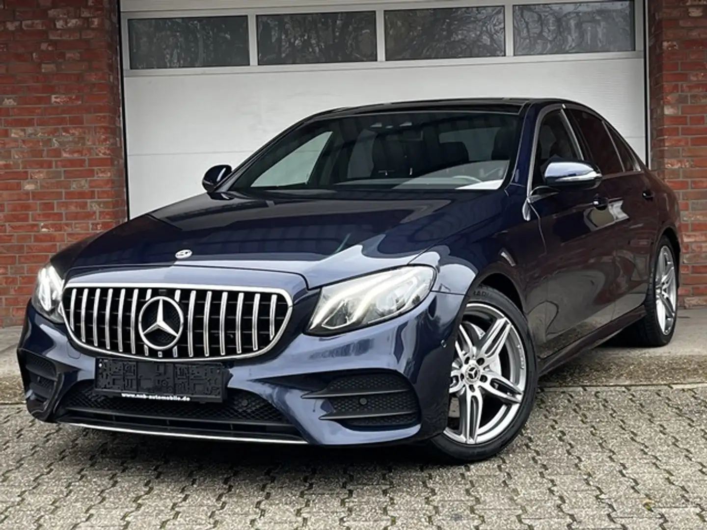 Mercedes-Benz E 200 AMG Panorama Kamera HeadUp Blauw - 1