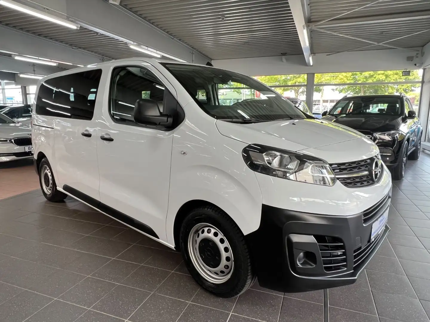 Opel Vivaro 1.5 D Kombi M L2 Pro+Klima im Fond+180° Weiß - 2