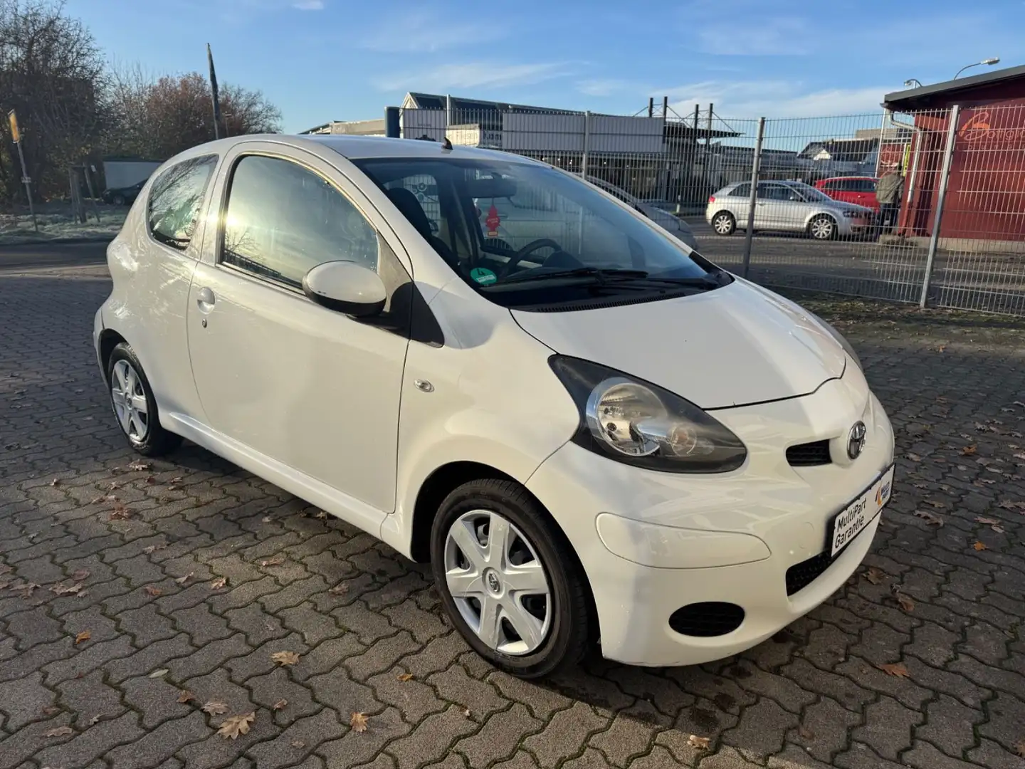 Toyota Aygo (X) 1,0-l-VVT-i Cool Weiß - 2