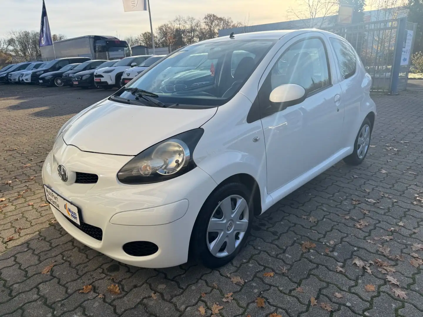 Toyota Aygo (X) 1,0-l-VVT-i Cool Weiß - 1