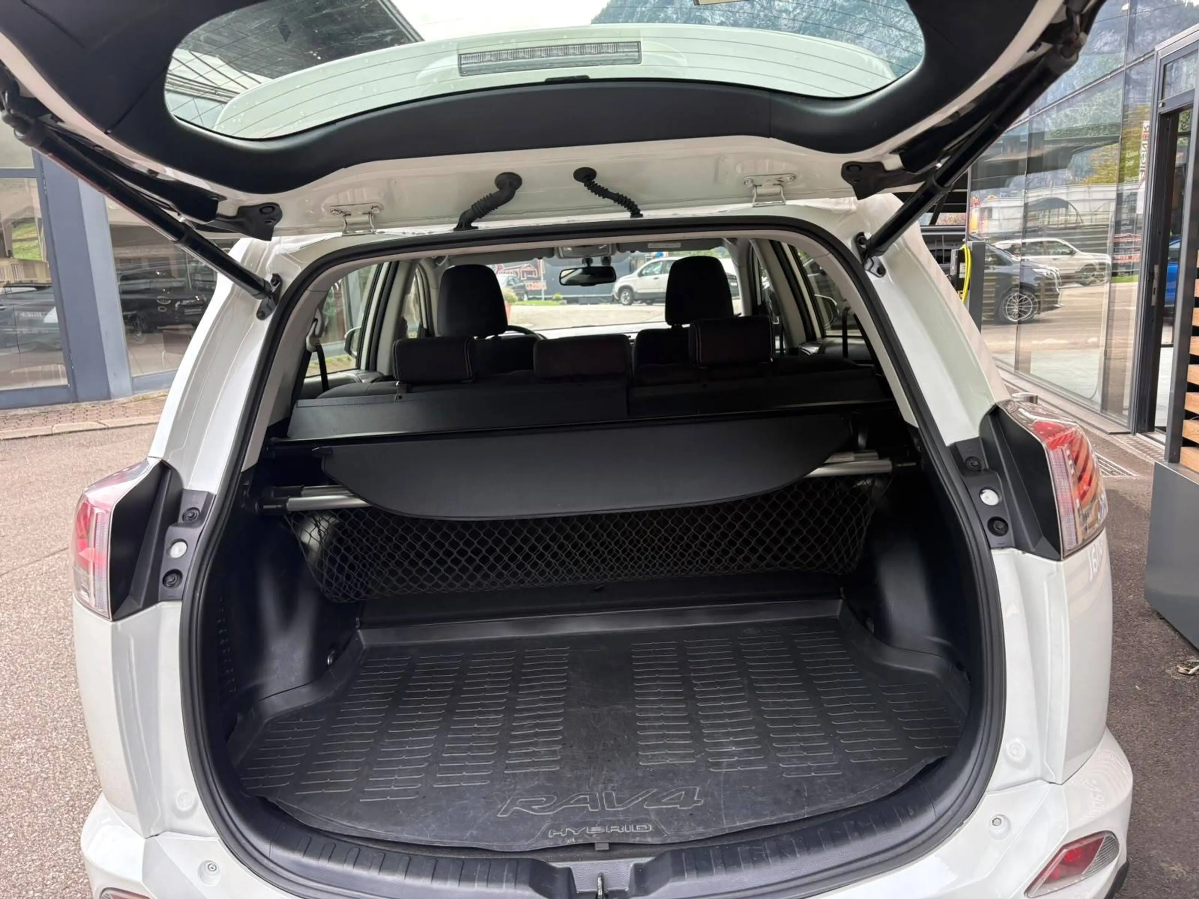 Toyota RAV4 — photo 8