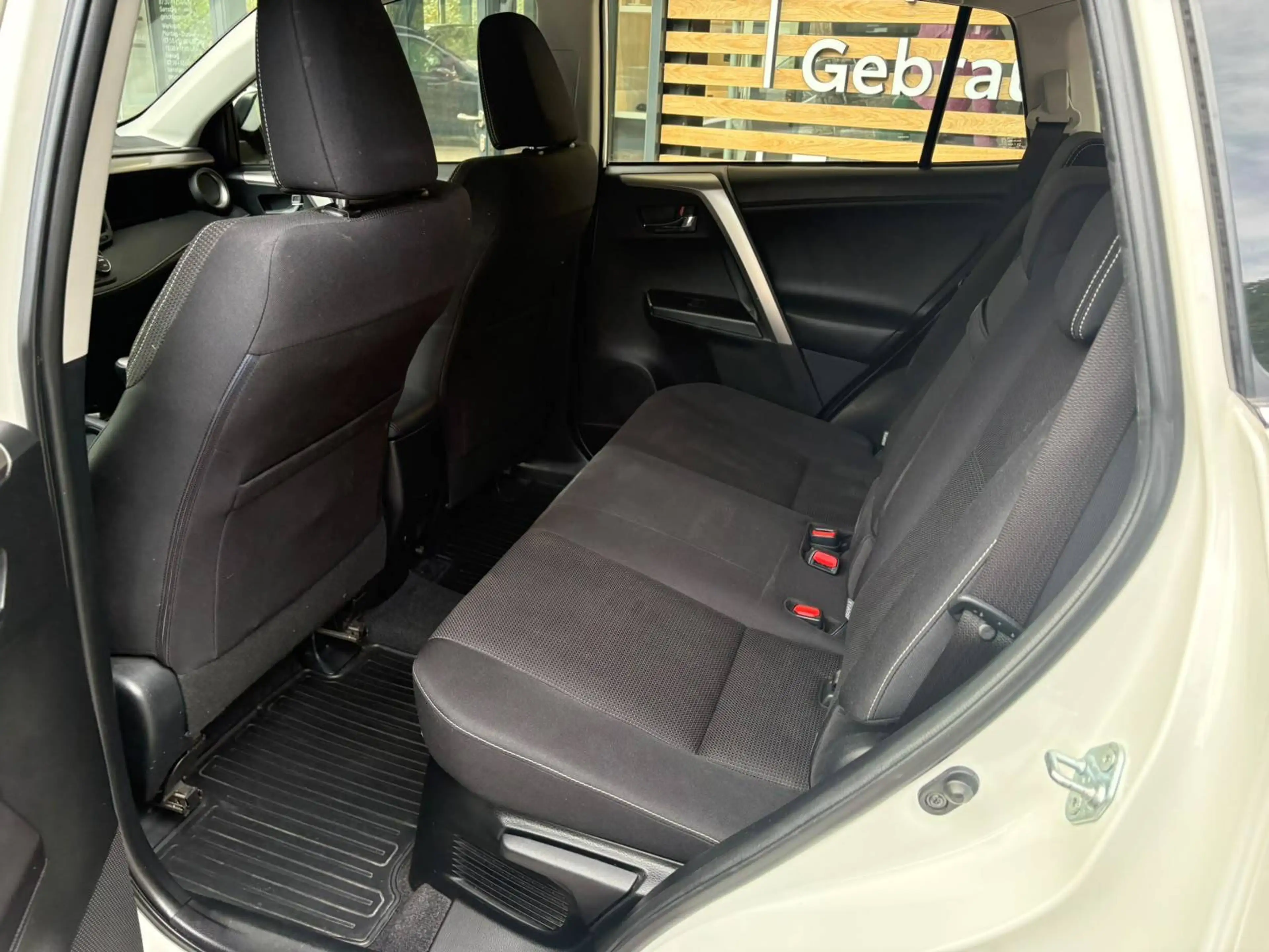 Toyota RAV4 — photo 9
