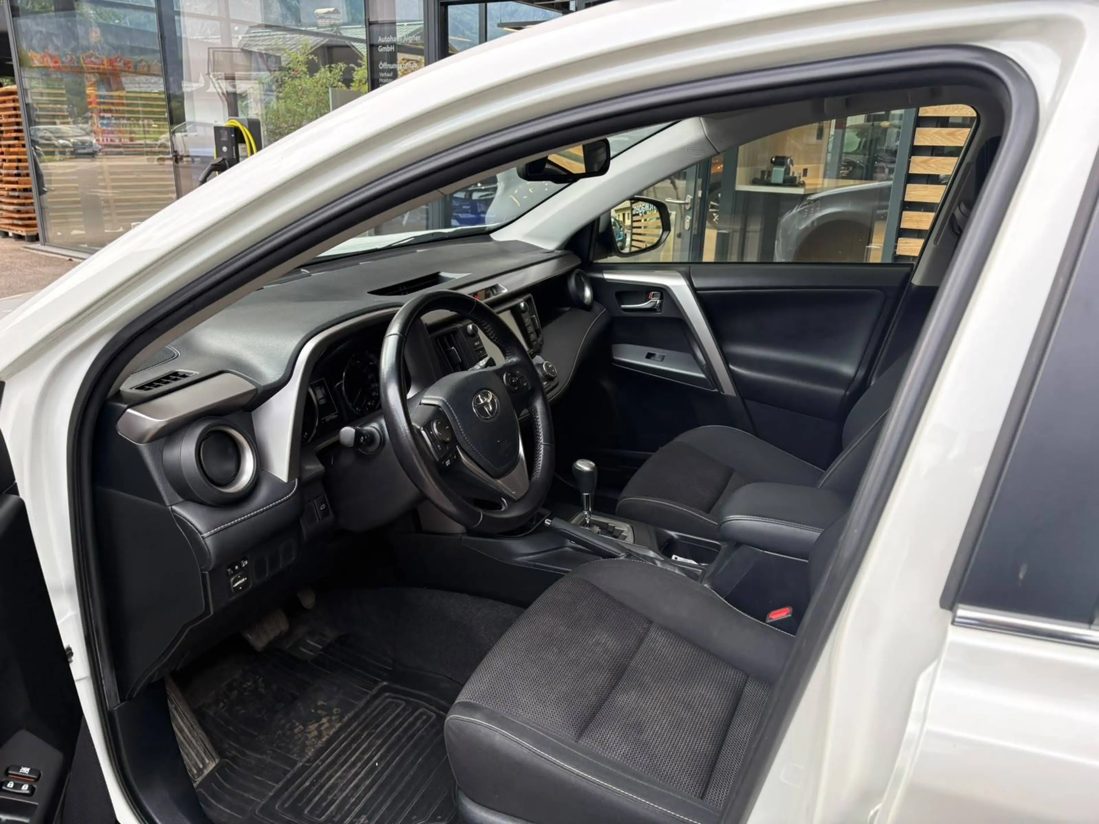 Toyota RAV4 — photo 10