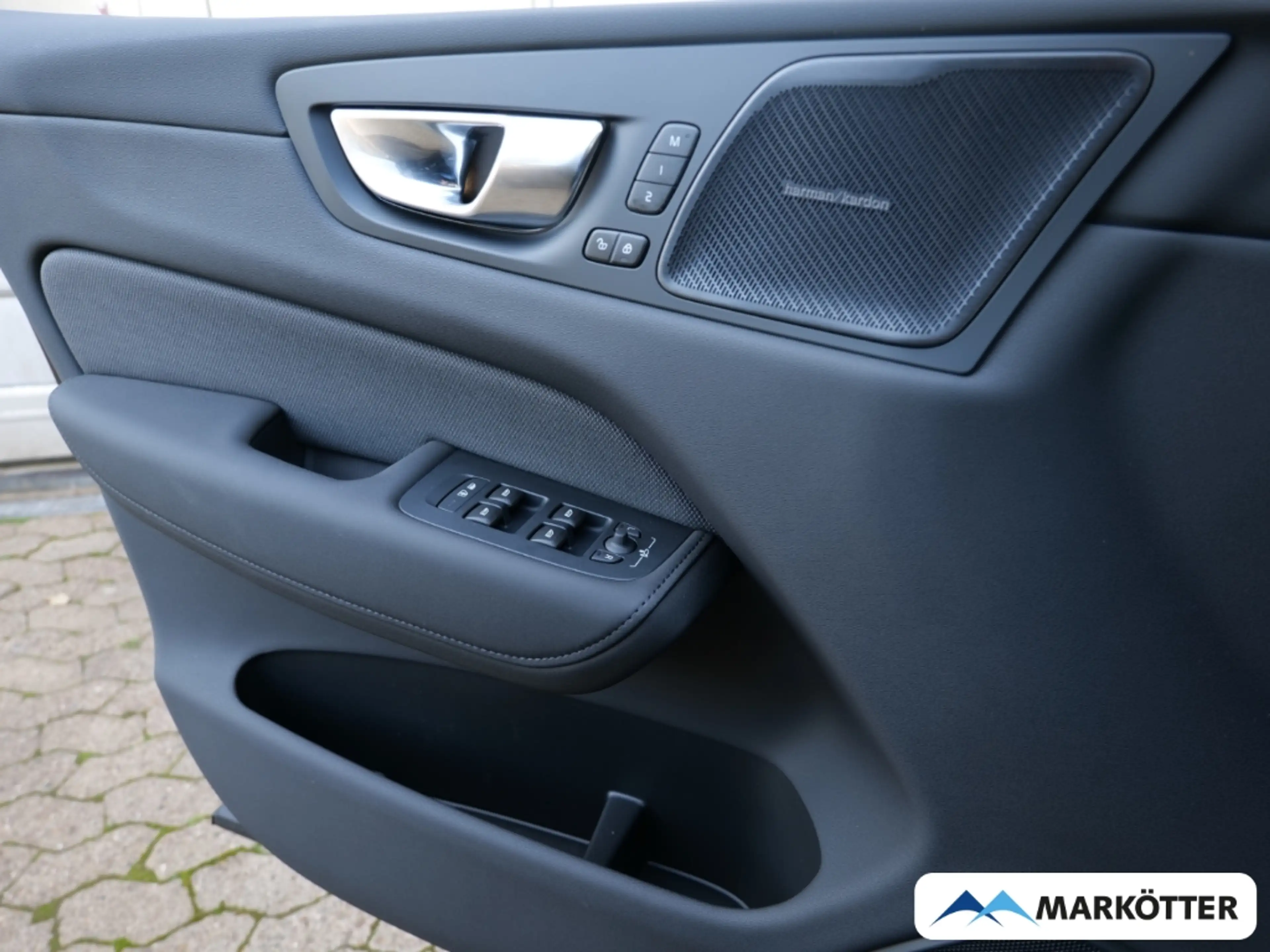 Volvo XC60 T6 AWD Plus Black Edition Plug-In Hybrid — photo 9