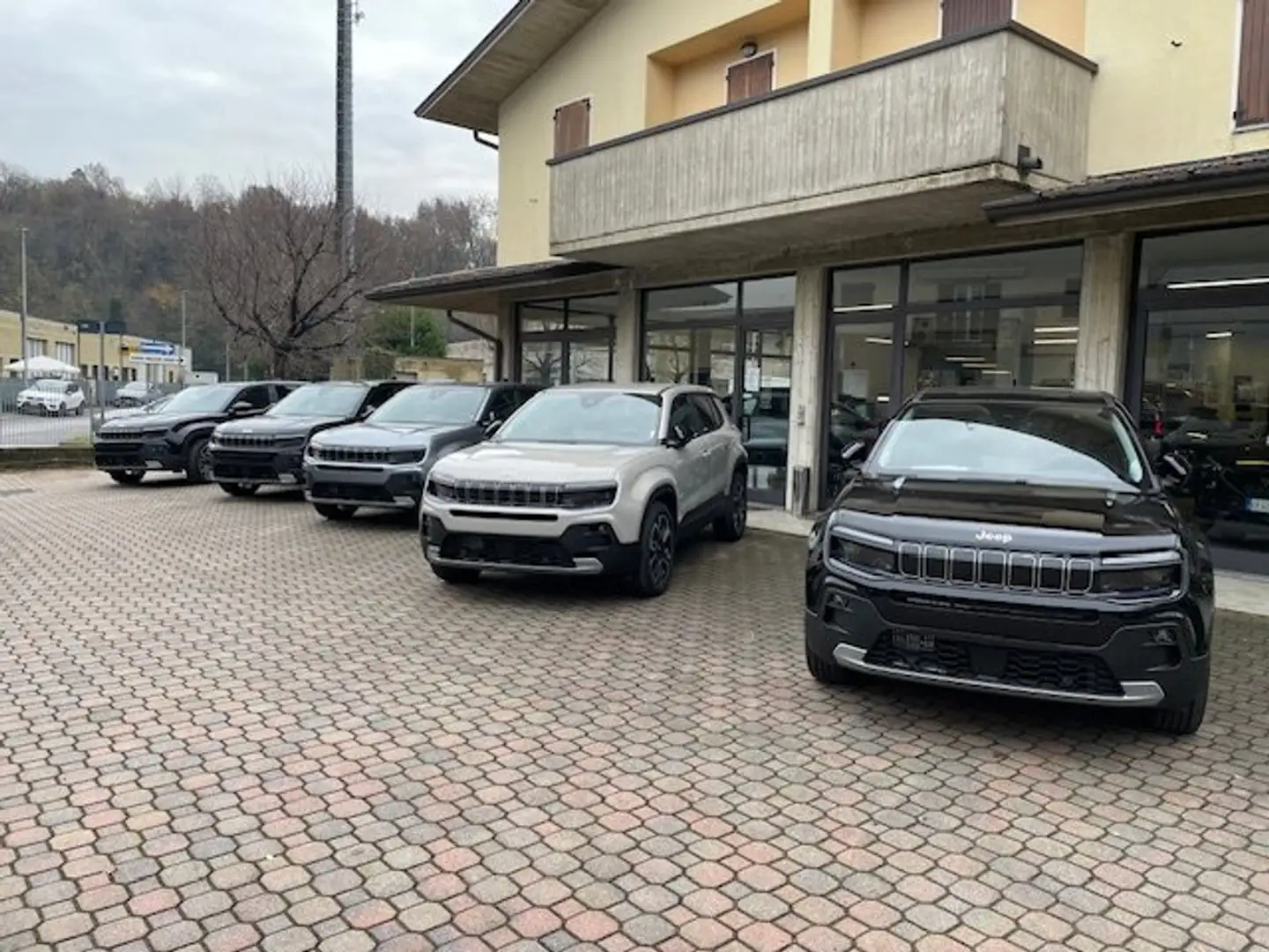 Jeep Avenger JEEP AVENGER 1.2 E-DCT6 Hybrid MHEV SUMMIT Gris - 1